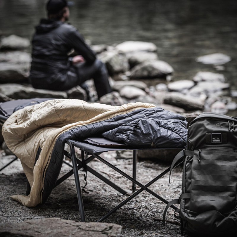 Sac de dormit rotund G180 Carinthia cu fermuar pe partea dreapta Sac de dormit rotund G180 Carinthia cu fermuar pe partea dreapta