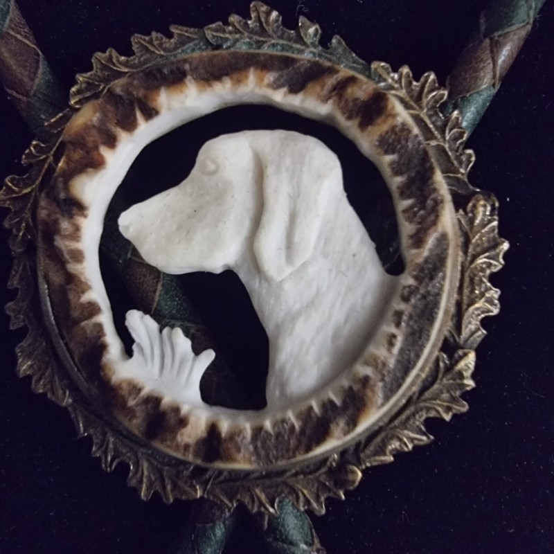 Cravata vanatoreasca traditionala sculptată în corn de cerb - medalion