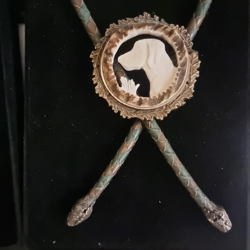 Cravata vanatoreasca traditionala sculptată în corn de cerb - medalion