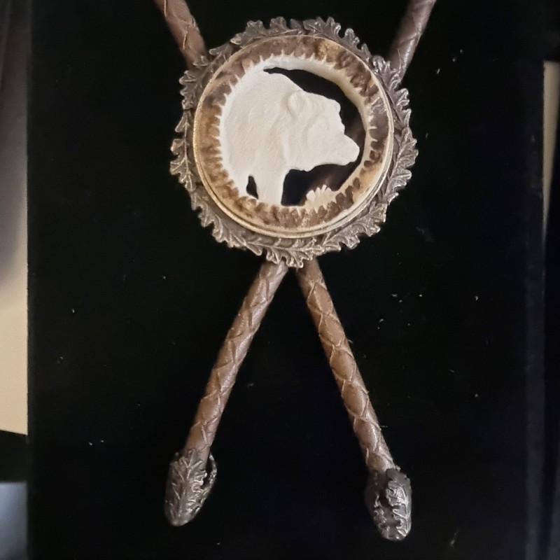 Cravata vanatoreasca traditionala sculptată în corn de cerb - medalion